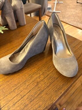 Reaction Kenneth Cole Taupe Suede Wedge Heels